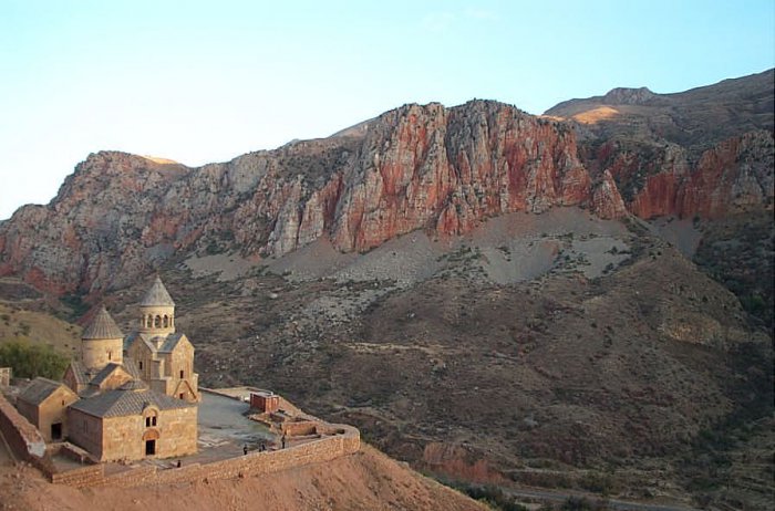 Noravank_with_cliffs-DCP_0186.jpg