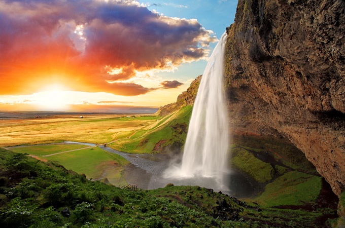 seljalandsfoss_iceland_shutterstock_165106163.jpg