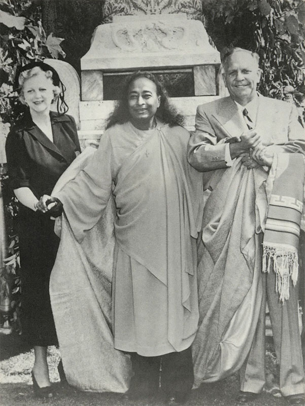 Paramahansa-Yogananda-24.jpg